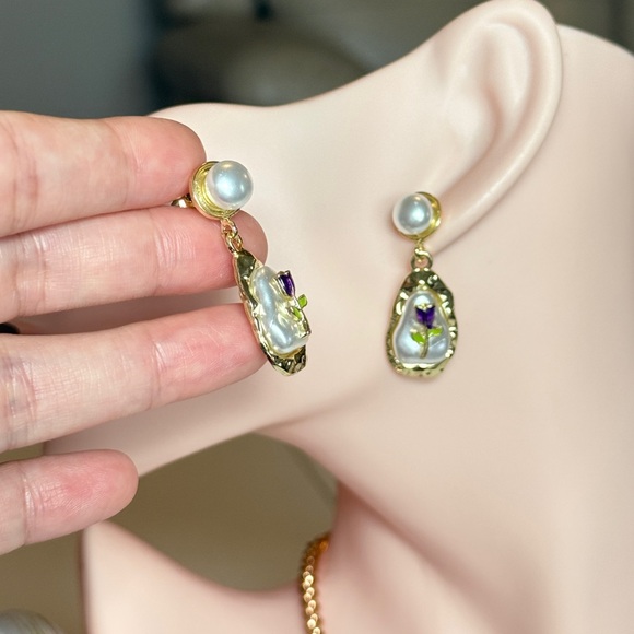 Elegant Gold and Pearl Floral Earrings - Picture 5 of 8